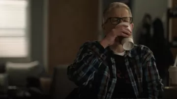 DARE Vintage Wash Tee porté par Abby (Abby McEnany) comme on le voit dans le Travail en Progrès des tenues de la série TV (Saison 2 Épisode 1)