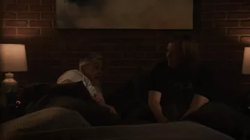 L&#39;Amérique a besoin de Lesbiennes Agriculteurs T-Shirt porté par Campbell (Celeste Pechous) comme on le voit dans les Travaux en Cours (Saison 2 Épisode 1)