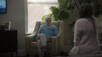 Chicago Public Library T Shirt en bleu clair porté par Abby (Abby McEnany) comme on le voit dans le Travail en Progrès de la série TV (Saison 2 Épisode 8)