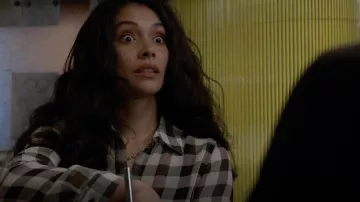 L'Agence Argo Buffalo Plaid Texturé Boutonné Chemisier porté par Stella Kidd (Miranda Rae Mayo) comme on le voit dans Chicago Fire TV show (S10E01)