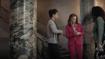 Teoría Carissa Blazer en rojo usado por la senadora Jennifer Brown (Diane Lane) como se ve en el vestuario de Y: The Last Man (Temporada 1 Episodio 1)