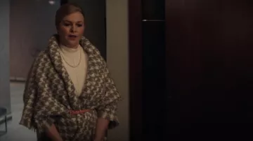 Ann Taylor Col Châle Herringbone Poncho Cape worn by Kimberly Campbell Cunningham (Amber Tamblyn) as seen in Y: The Last Man TV series outfits (Season 1 Episode 5)