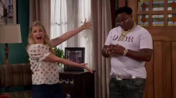 Dior Floral Logo T-shirt porté par Marty (Marcel Spears) comme on le voit dans Le Quartier de la série TV garde-robe (Saison 4 Épisode 2)