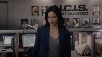 Madewell Whisper Coton V Neck Tee en gris porté par Jessica Knight (Katrina Law) comme on le voit dans la garde-robe du NCIS (Saison 19 Épisode 2)