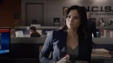 Theory Blazer en marine foncé porté par Jessica Knight (Katrina Law) comme on le voit dans les tenues de la série télévisée NCIS (Saison 19 Épisode 2)