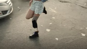 Botas Dr. Martens usadas por Izzy Harris (Zyra Gorecki) como se ve en los atuendos del programa de televisión La Brea (Temporada 1 Episodio 1)