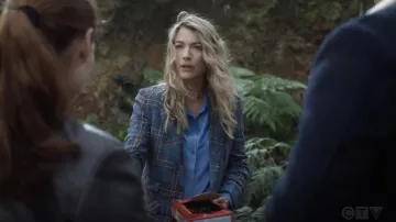 Equipo Firma camisa de seda ajustada y ajustada usada por Eve Harris (Natalie Zea) como se ve en los atuendos de la serie de televisión La Brea (Temporada 1 Episodio 1)