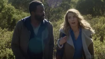 Zara Suede &amp; Sherpa Veste portée par Eve Harris (Natalie Zea) comme on le voit dans La Brea série TV (S01E01)