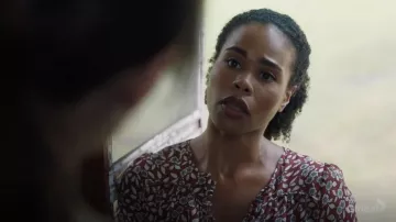 Ba&amp;sh Beatrix imprimé floral chemisier en georgette porté par l'Agent Spécial Sheryll Barnes (Roxy Sternberg) comme on le voit dans FBI: Most Wanted séries télévisées tenues (Saison 3 Épisode 2)