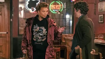 Incognito Oversize Parka Jacket en bordeaux porté par Robyn McCall (Queen Latifah) comme on le voit dans The Equalizer série TV garde-robe (Saison 1 Épisode 5)