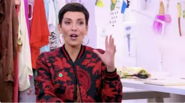Le blouson Alice + Olivia imprimé rouge et noir porté par Cristina Córdula dans l'émission Les Reines du Shopping