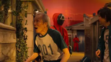 Le t-shirt du Joueur 001 / Oh Il-Nam (Yeong-su Oh) dans la série Squid Game (Saison 1 Episode 6)