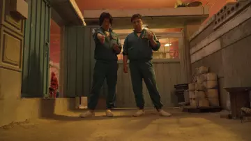 Les chaussures blanches légères du joueur 101 / Jang Deok-Su (Heo Sung-Tae) dans la série Squid Game (Saison 1 Episode 6)