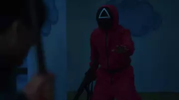 La combinaison rouge de l'employé dans la série Squid Game (Saison 1 Épisode 5)