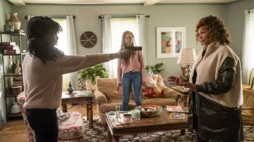 Givenchy surdimensionné shearling panneau manteau porté par Robyn McCall (Queen Latifah) comme on le voit dans Les tenues de l&#39;Égaliseur (Saison 1 Épisode 2)