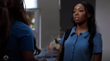Madewell Rib Polo Button-Front Tee en bleu porté par Vanessa Taylor (Asjha Cooper) comme on le voit dans Chicago Med série TV garde-robe (S07E02)