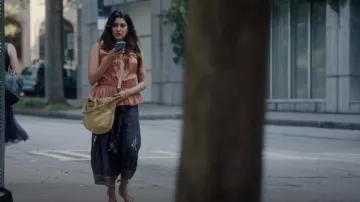 Johnny Was Maxi Tiered Skirt usado por Leela Devi (Anuja Joshi) como se ve en los atuendos de la serie de televisión The Resident (Temporada 5 Episodio 2)