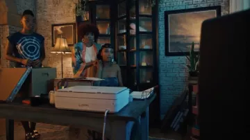 Birkenstock Arizona Zapatos de cama blanda usados por Nikki Vaughn (Alana Bright) como se ve en los atuendos de la serie de televisión Our Kind of People (S01E01)