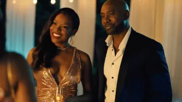 Halston Madden Vestido Twist-Back de lentejuelas metálicas usado por Leah Franklin-Dupont (Nadine Ellis) como se ve en Our Kind of People (S01E01)