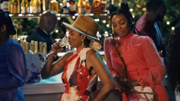 Alex Marie Alyssa Halter Corbata de cuello simulado Espalda sin mangas Chiffon Maxi Vestido usado por Patricia 'Tía Piggy' Williams (Debbi Morgan) como se ve en Our Kind of People (S01E01)