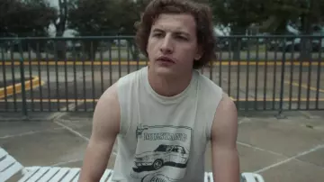 Camiseta Mustang Classic usada por Cirk (Tye Sheridan) como se ve en la película The Card Counter