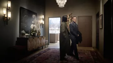 Ganni Recycled Ripstop Quilt Coat en verde oliva usado por Stella Bak (Greta Lee) como se ve en el vestuario de The Morning Show (S02E03)