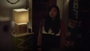 Chaqueta con capucha de Zara con bolsillo de bolsa usada por Nora (Awkwafina) como se ve en Awkwafina es el vestuario de la serie de televisión Nora From Queens (Temporada 2 Episodio 8)