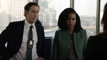 Equipement Daddy Tile Print Silk Blouse usada por Ayanna Bell (Danielle Moné Truitt) como se ve en la serie de televisión Law & Order: Special Victims Unit (S23E03)