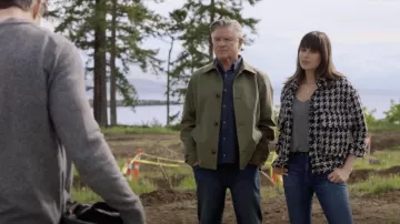 Chaqueta de tejido texturizado de H&M usada por Abby O'Brien-Winters (Meghan Ory) como se ve en el vestuario de la serie de televisión Chesapeake Shores (S05E03)