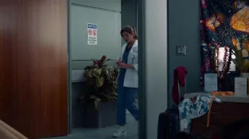 Nike baskets blanches portées par Lahela 'Doogie' Kamealoha (Peyton Elizabeth Lee) comme on le voit dans Doogie Kamealoha, MD TV show garde-robe (Saison 1 Épisode 1)