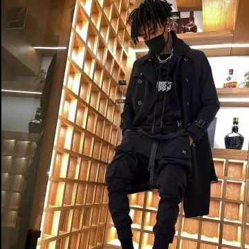 El abrigo negro usado por Scarlxrd en la cuenta de Instagram de @lxrd_hxurs