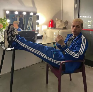 Le jogging adidas bleu porté par Larry sur le compte Instagram @larrysogoodnolove