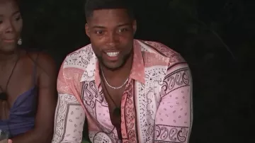 Rose Paisley Shirt porté par Marvin Anthony dans Trop Chaud pour Gérer les émissions de Télévision