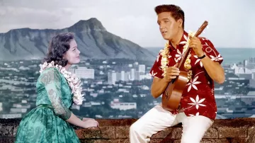 Chemise imprimée hawaïenne rouge portée par Chad Gates (Elvis Presley) dans le film Blue Hawaii