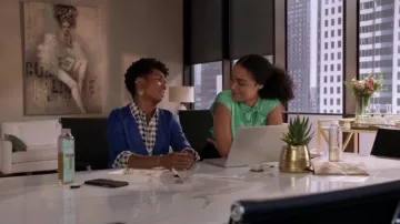 La blusa verde de nudo de Sandro usada por Kat Edison (Aisha Dee) en la serie Of Those Who Dare (Temporada 3 Episodio 5)