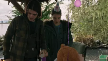 Sudadera carhartt zip con capucha usada por Sean (Nick Robinson) como se ve en la serie de televisión Maid (Temporada 1 Episodio 6)