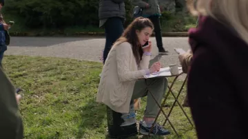 Zapatillas New Balance usadas por Alex (Margaret Qualley) como se ve en la serie de televisión Maid (S01E09)
