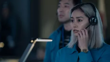 Casio Gold Tone Digital Retro Watch porté par Mitsuki (Shiori Kutsuna) comme on le voit dans l'Invasion de la série TV garde-robe (Saison 1)