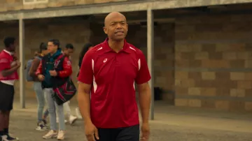Asics Polo Rouge porté par l'Entraîneur Ron (Rob Murat) comme on le voit dans On My Block séries télévisées tenues (Saison 4 Épisode 1)