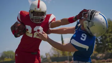 Adidas Football Pantalon en rouge porté par Jamal Turner (Brett Gray) comme on le voit dans On My Block TV show tenues (Saison 4 Épisode 1)