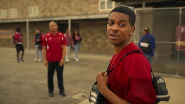 Les chaussures de sport de football Adidas détenues par Jamal Turner (Brett Gray) comme on le voit dans la série télévisée On My Block (Saison 4 Épisode 1)