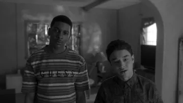 Devinez Tee Rayé porté par Jamal Turner (Brett Gray) comme on le voit dans Sur Mon Bloc de la série TV garde-robe (S04E01)