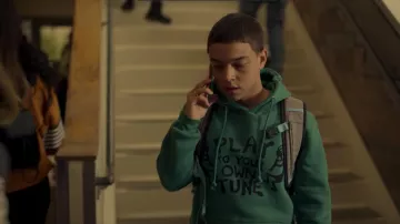 Altru "Play Your Own Tune" Hoodie en vert porté par Ruben / Ruby Martinez (Jason Genao) comme on le voit dans la série télévisée On My Block (S04E01)