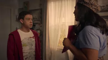 Levi's Tree Print Graphic Tee porté par comme on le voit dans les tenues de la série télévisée Sur Mon Bloc (S04E02)