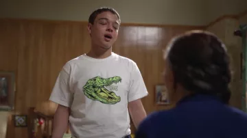 Vans Micro Dazed Croc Crocodile T-Shirt porté par Ruby Martinez (Jason Genao) comme on le voit dans On My Block séries télévisées tenues (Saison 4 Épisode 4)