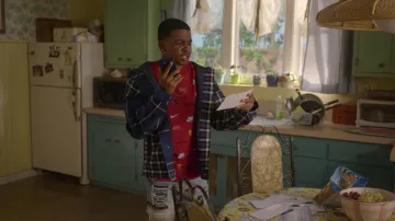 Chaqueta mixta a cuadros con capucha tommy Hilfiger usada por Jamal Turner (Brett Gray) como se ve en los atuendos de la serie de televisión On My Block (Temporada 4 Episodio 5)