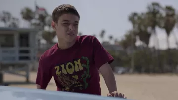 Parks Project Coton Zion Peak T-shirt en Rouille porté par Ruby Martinez (Jason Genao) comme on le voit dans Sur Mon Bloc (S04E08)