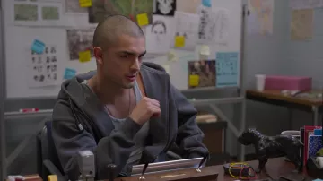 Pro Club Hommes Heavyweight Full Zip Fleece Hoodie porté par Cesar Diaz (Diego Tinoco) comme on le voit dans On My Block TV show tenues (Saison 4 Épisode 4)