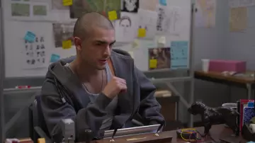 Pro Club Hommes Heavyweight Full Zip Fleece Hoodie porté par Cesar Diaz (Diego Tinoco) comme on le voit dans On My Block TV show tenues (Saison 4 Épisode 4)