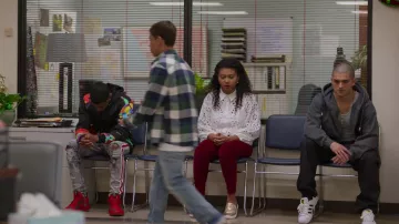 Adidas Superstar baskets blanches portées par Cesar Diaz (Diego Tinoco) comme on le voit dans On My Block séries TV (Saison 4 Épisode 4)